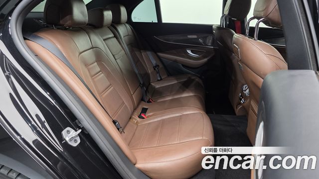 Mercedes-Benz E-Class 2019 — photo 18