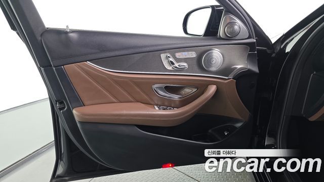Mercedes-Benz E-Class 2019 — photo 14