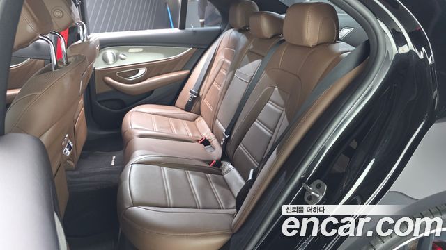 Mercedes-Benz E-Class 2019 — photo 16