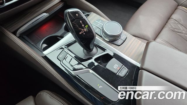 BMW 5-Series 2019 — photo 12