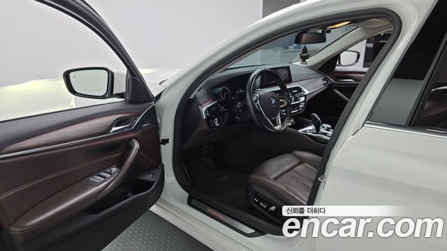 BMW 5-Series 2019 — photo 13