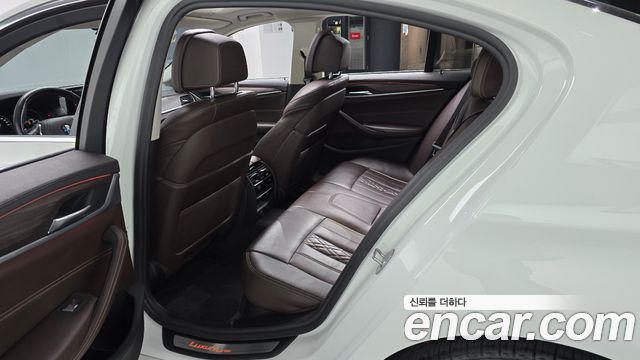 BMW 5-Series 2019 — photo 17