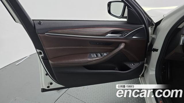 BMW 5-Series 2019 — photo 14