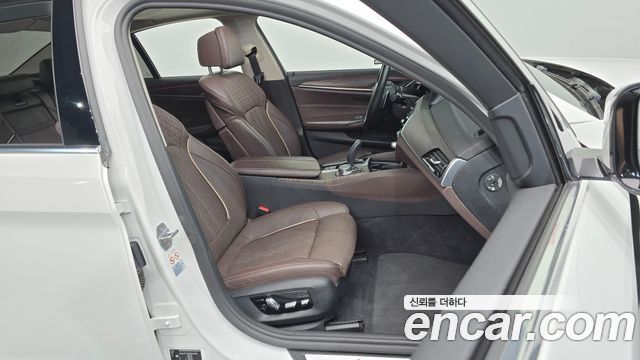 BMW 5-Series 2019 — photo 16