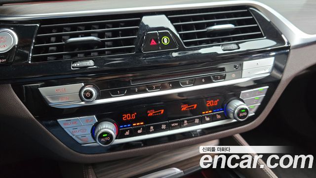 BMW 5-Series 2019 — photo 30