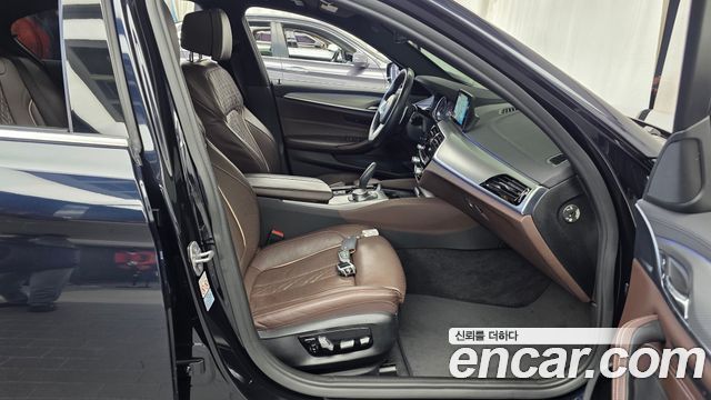 BMW 5-Series 2018 — photo 17