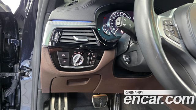 BMW 5-Series 2018 — photo 22