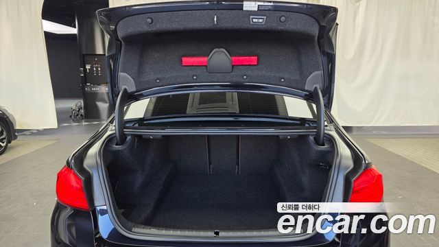 BMW 5-Series 2018 — photo 26