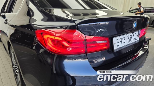 BMW 5-Series 2018 — photo 9