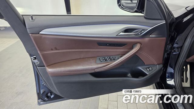 BMW 5-Series 2018 — photo 14