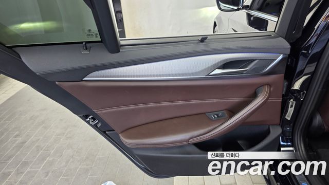 BMW 5-Series 2018 — photo 15