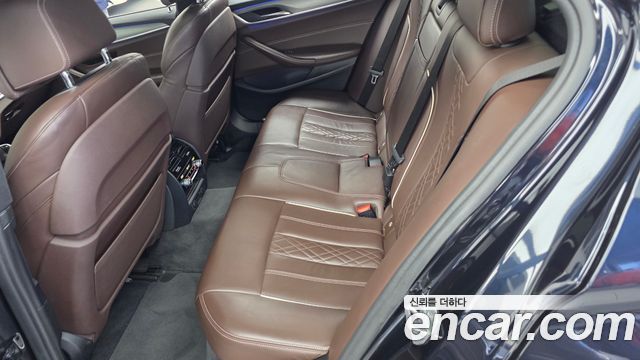BMW 5-Series 2018 — photo 16