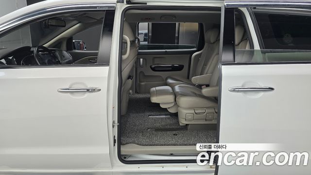 Kia Canival 2017 — photo 11