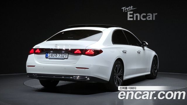 Mercedes-Benz E-Class 2025 — photo 2