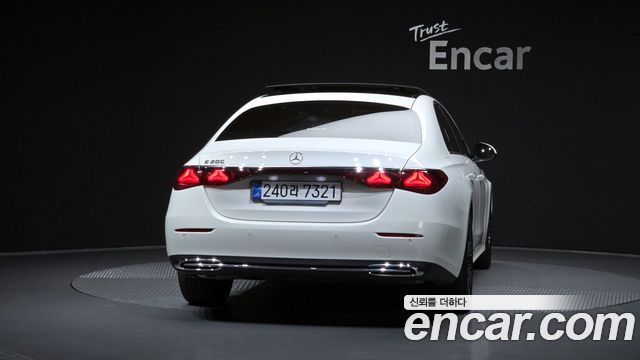 Mercedes-Benz E-Class 2025 — photo 4