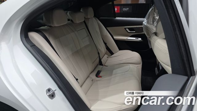 Mercedes-Benz E-Class 2025 — photo 11