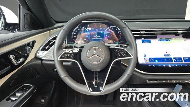 Mercedes-Benz E-Class 2025 — photo 13