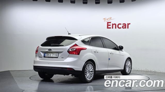 Ford Focus 2012 — photo 2