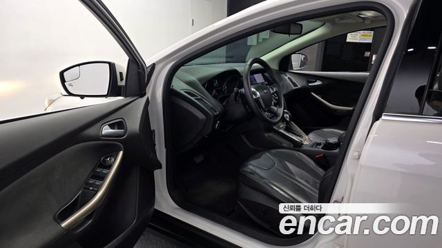 Ford Focus 2012 — photo 10
