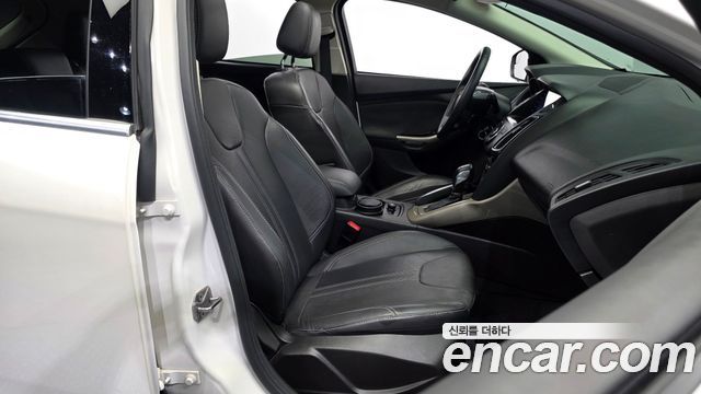 Ford Focus 2012 — photo 11