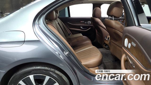 Mercedes-Benz E-Class 2019 — photo 17