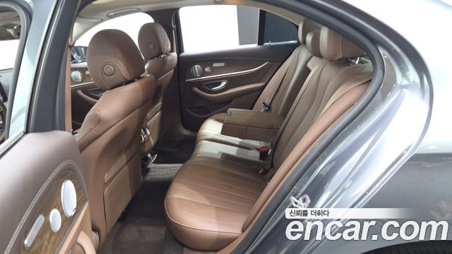 Mercedes-Benz E-Class 2019 — photo 18