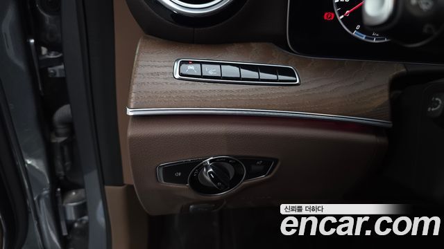 Mercedes-Benz E-Class 2019 — photo 26