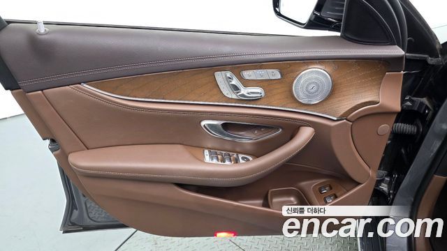 Mercedes-Benz E-Class 2019 — photo 14