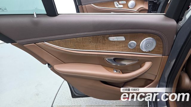 Mercedes-Benz E-Class 2019 — photo 15