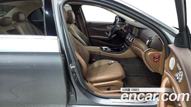 Mercedes-Benz E-Class 2019 — photo 16