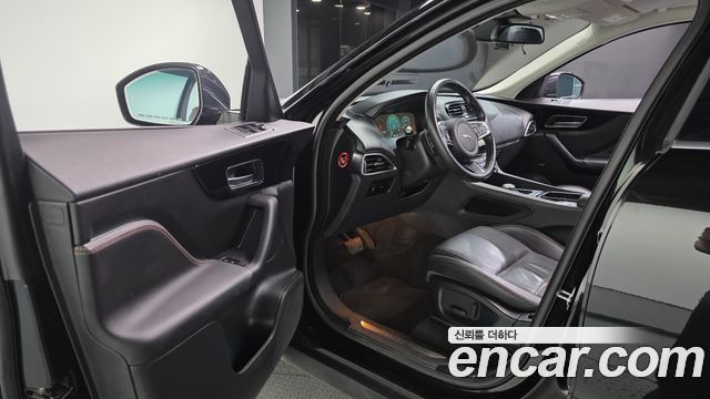 Jaguar F-PACE 2018 — photo 10