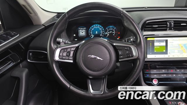 Jaguar F-PACE 2018 — photo 13
