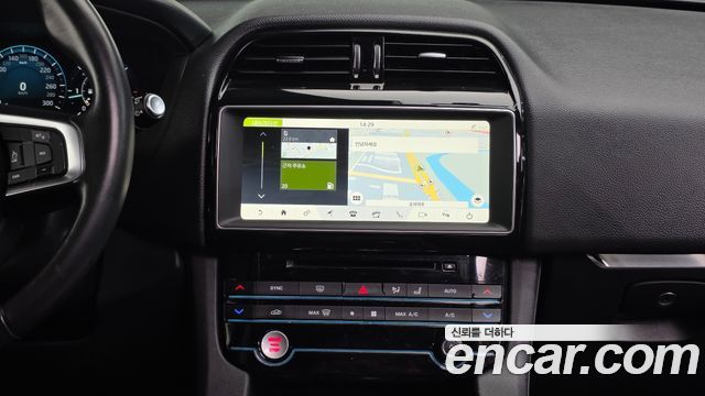 Jaguar F-PACE 2018 — photo 14