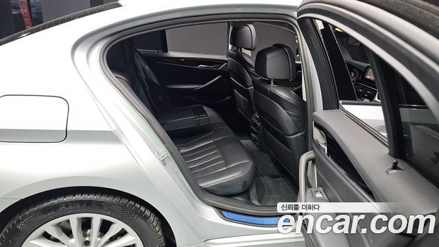 BMW 5-Series 2020 — photo 17