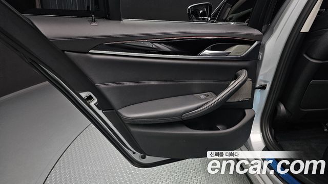 BMW 5-Series 2020 — photo 15