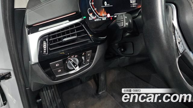 BMW 5-Series 2020 — photo 32
