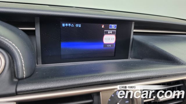 Lexus IS 2014 — photo 14