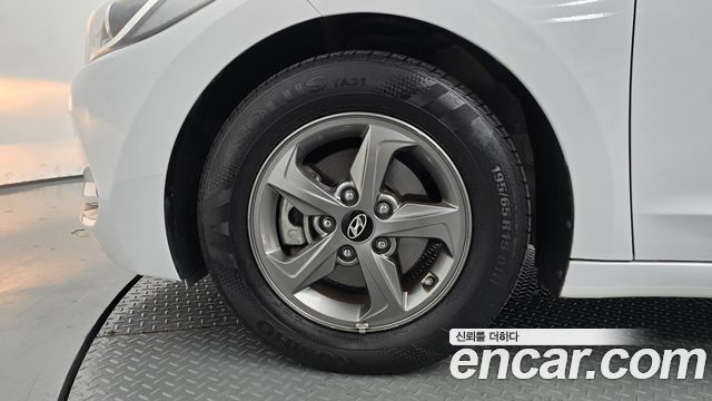 Hyundai AVANTE 2017 — photo 5