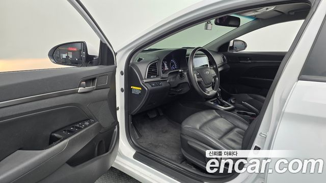 Hyundai AVANTE 2017 — photo 13