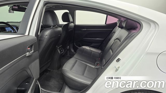 Hyundai AVANTE 2017 — photo 17