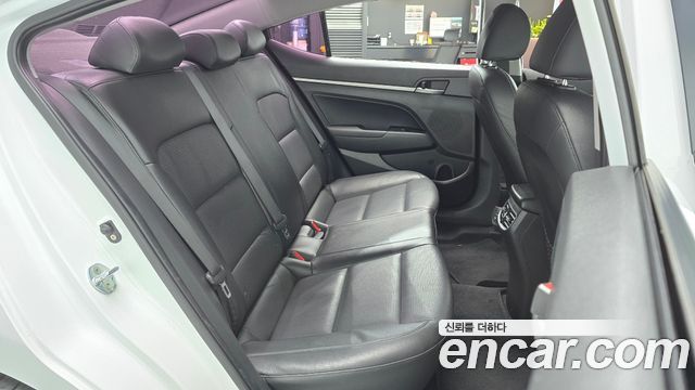 Hyundai AVANTE 2017 — photo 18