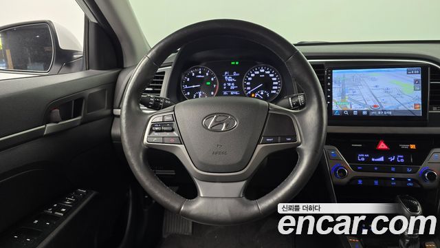 Hyundai AVANTE 2017 — photo 19