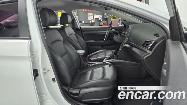 Hyundai AVANTE 2017 — photo 16