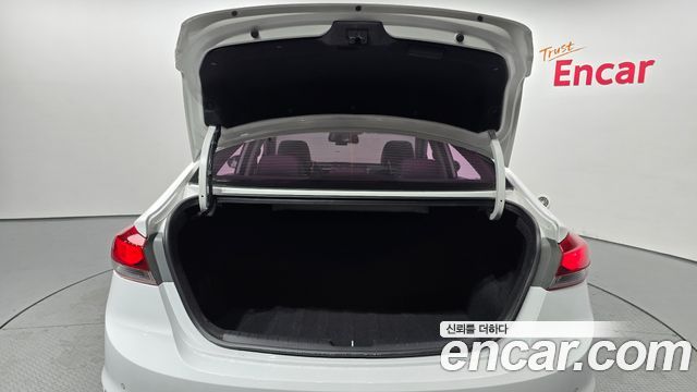 Hyundai AVANTE 2017 — photo 27