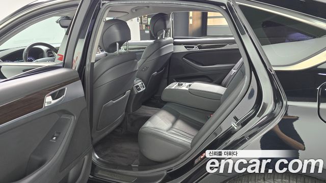 Genesis G80 2017 — photo 17