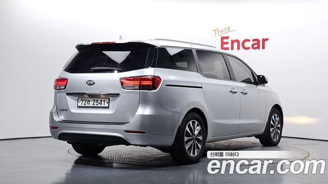 Kia Canival 2015 — photo 2