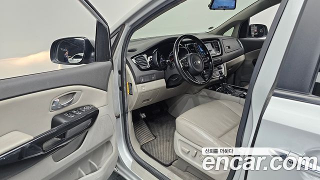 Kia Canival 2015 — photo 10