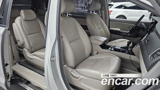 Kia Canival 2015 — photo 11