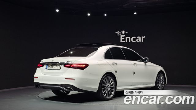 Mercedes-Benz E-Class 2022 — photo 2