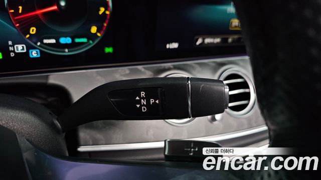 Mercedes-Benz E-Class 2022 — photo 9